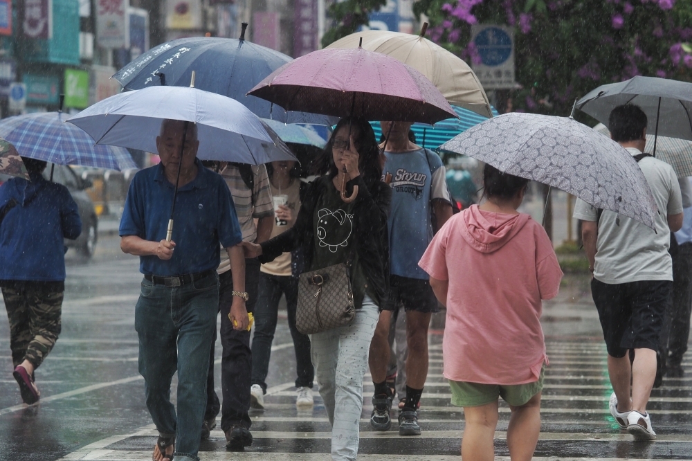 颱風丹娜絲剛離開台灣，熱帶低壓又將帶來大雨。（資料照片／張家銘攝）