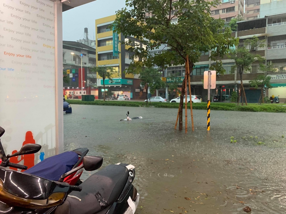 19日狂襲南台灣，高雄市鳳山行政中心前、府前路積水嚴重。（取自高雄點臉書）