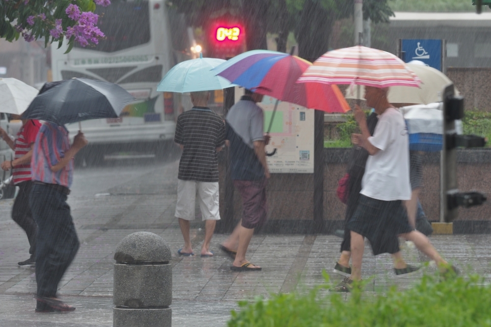 低氣壓持續影響，南台灣部分地區發布豪雨特報。（資料照片／張家銘攝）