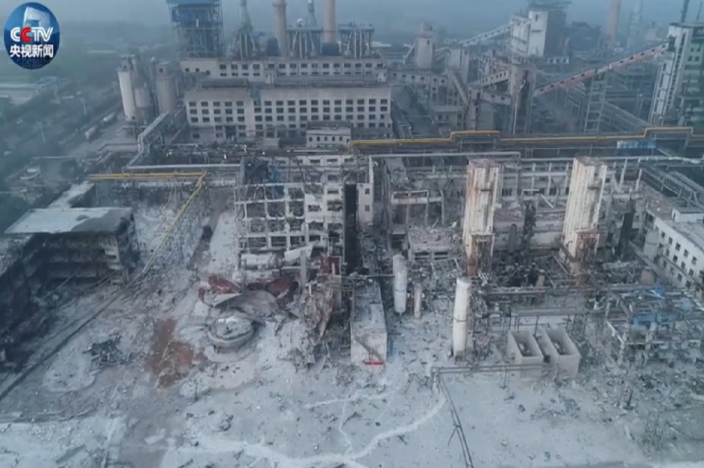 河南三門峽義馬市一間氣化廠19日下午發生嚴重爆炸，事發地點爆炸後宛如戰場。（翻攝自Youtube）