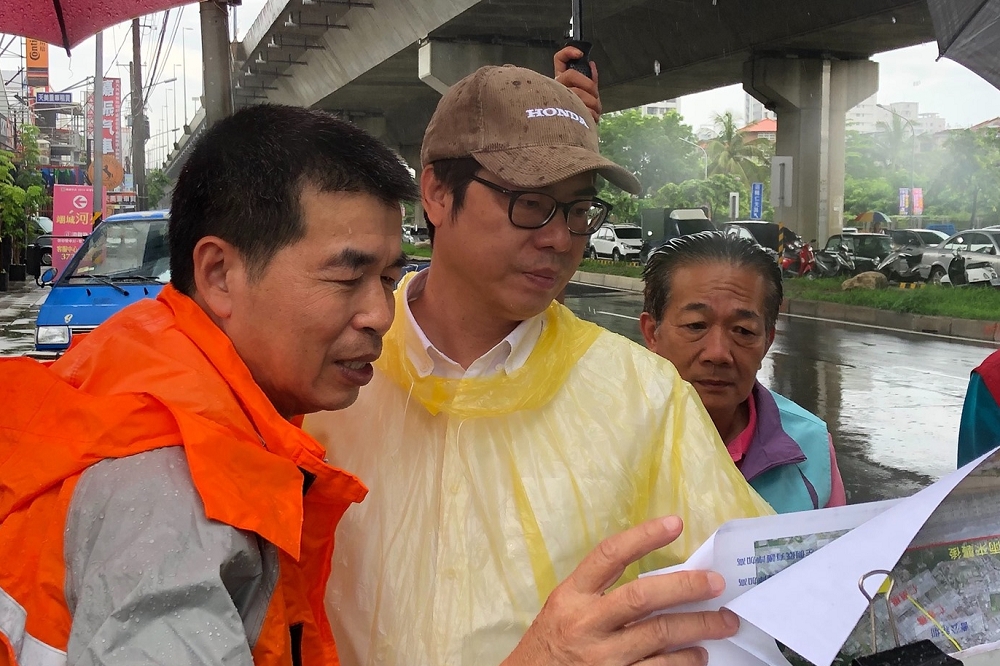 行政院副院長陳其邁19、20日在高雄市區勘災，並要求改善淹水問題。（圖片取自陳其邁臉書）