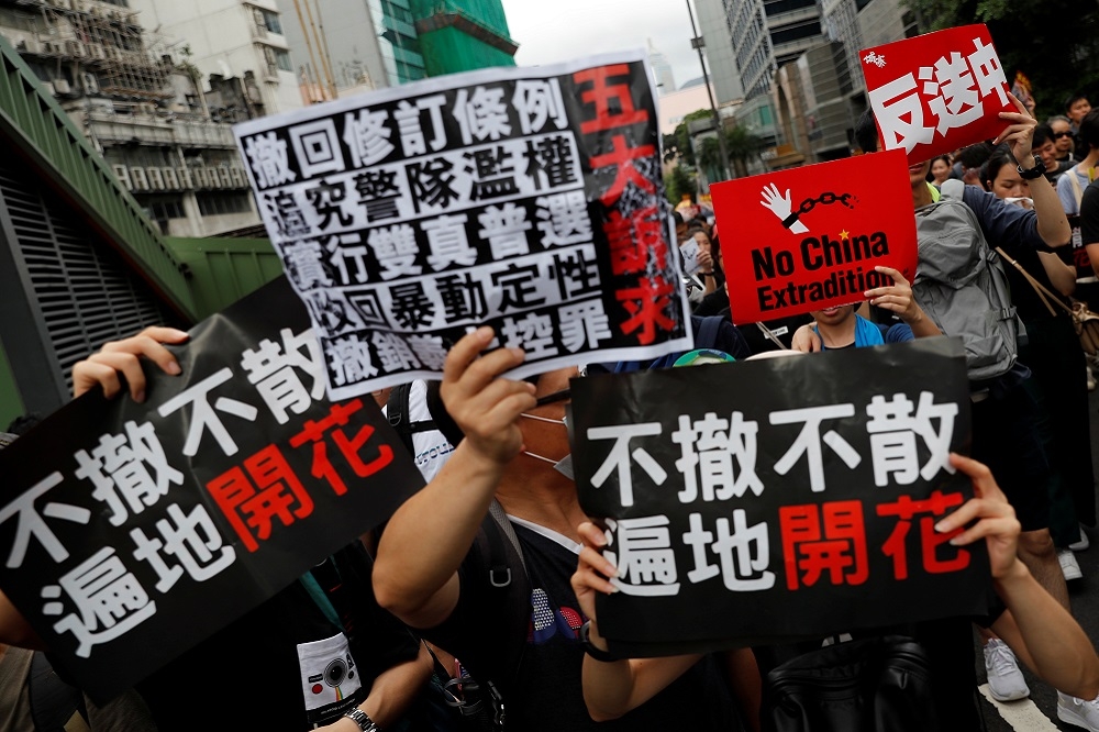 香港抗議民眾要求政府實行5大訴求。（湯森路透）