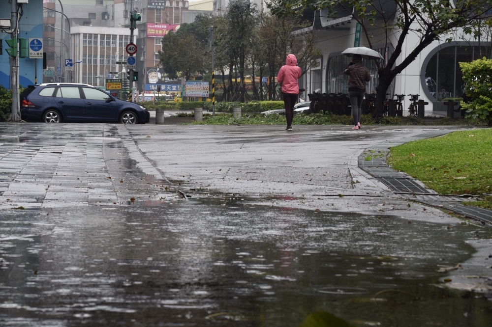 氣象局稍早近下午4點分對北、中、南、東部等12縣市發布豪、大雨特報，目前花蓮已有局部豪雨發生。（資料照片／陳品佑攝）