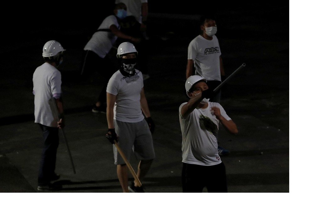 香港的局勢急轉直下，連黑道都出來幫警察清場。（湯森路透）
