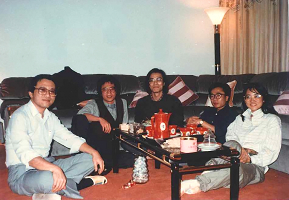 作者周天瑞（左一）寓居美國時和友人留影，圖中為王健壯。（周天瑞提供）
