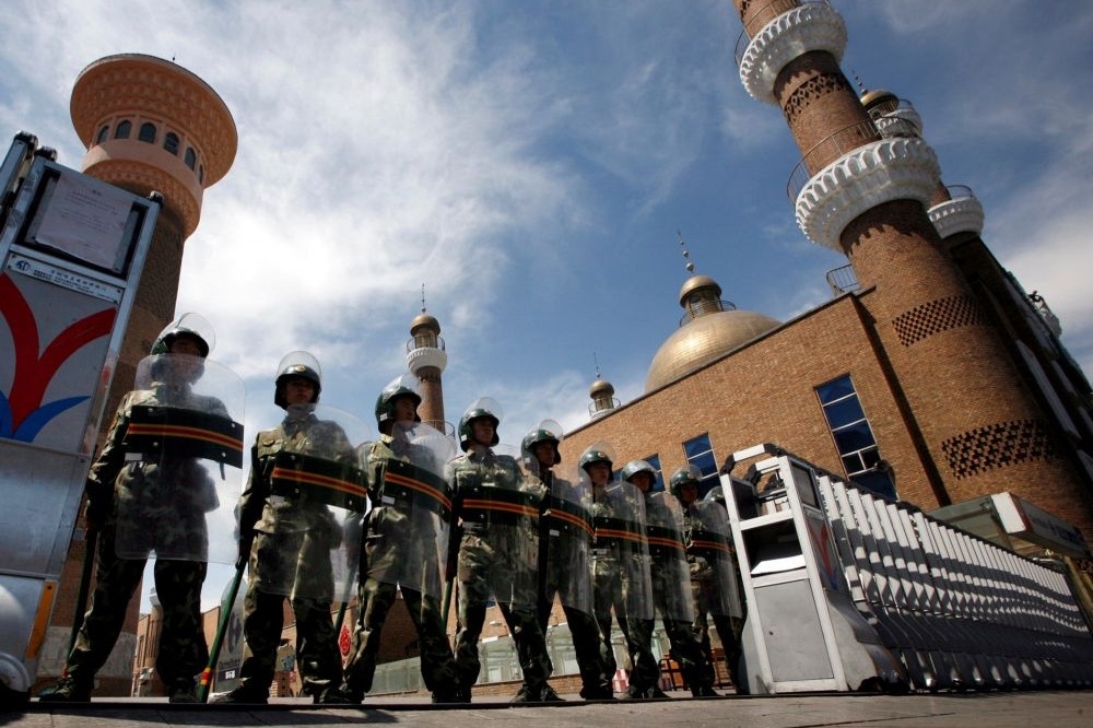 中國新疆烏魯木齊清真寺前的中國武警。（湯森路透）