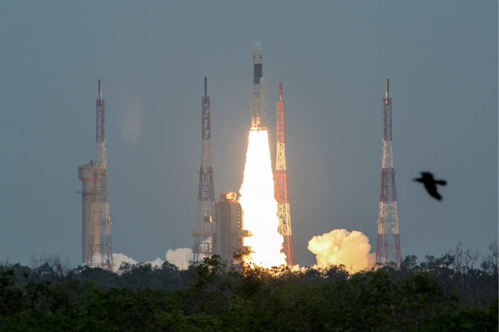 印度於22日成功發射「月船二號」升空。（湯森路透）