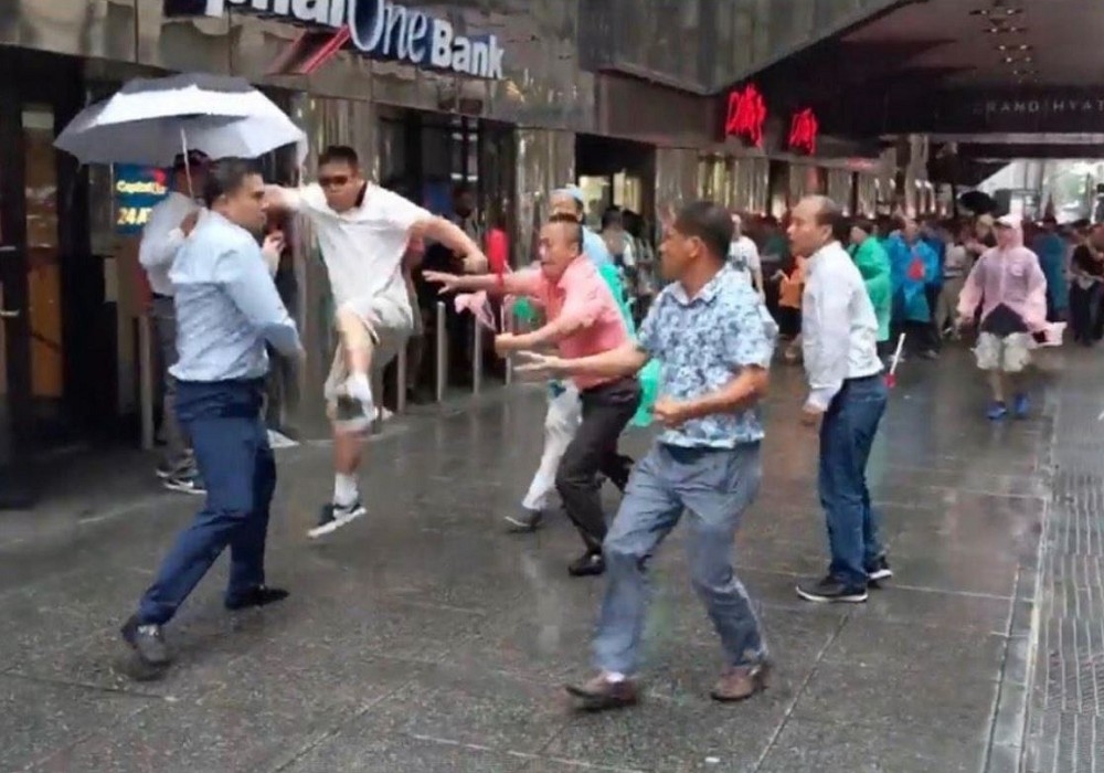 蔡英文抵達飯店前，挺共中僑突然衝過對街飛踢支持蔡英文的中國民主人士。（翻攝自中國民運人士Twitter）
