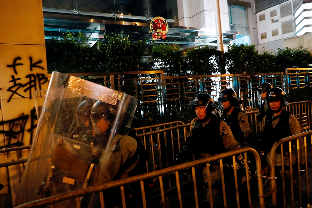 中國官方22日在示威者衝擊中聯辦後轉移採取強硬態度譴責示威者。（湯森路透）