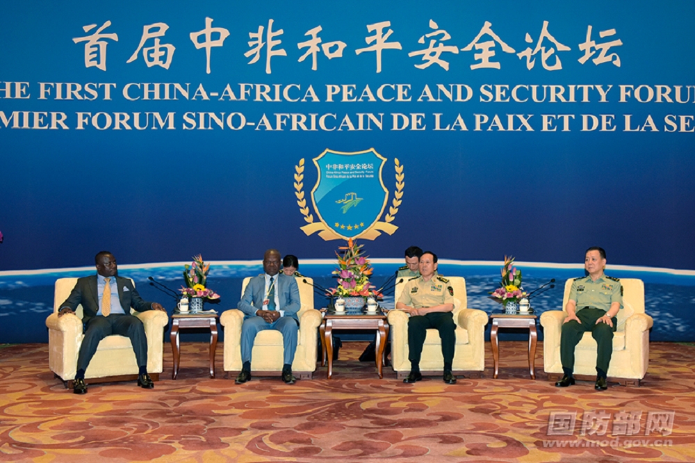 第一屆「中非和平安全論壇」14日在北京開幕，國務委員兼國防部長魏鳳和在北京集體會見首屆中非和平安全論壇全體非方代表。（取自中共國防部官網）