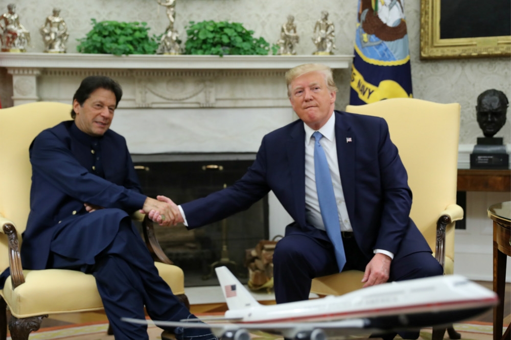 川普（右）與到訪的巴基斯坦總理伊姆蘭（左）在白宮會面。（湯森路透）