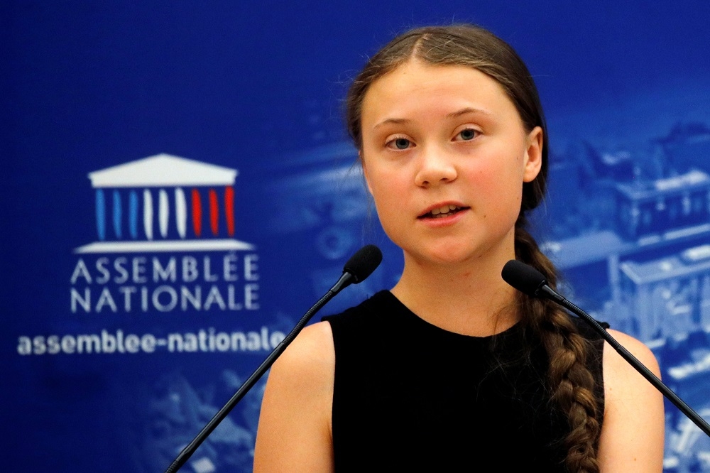 現年16歲的瑞典女孩童貝芮23日在法國國民議會發表演說。（湯森路透）