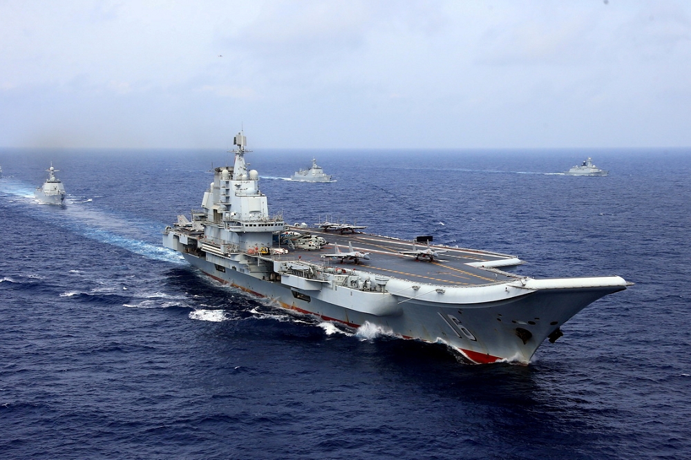 中國國防部於24日上午發佈《新時代的中國國防》，宣示將加強對台進行繞島航行；圖為中國航母遼寧艦。（湯森路透）