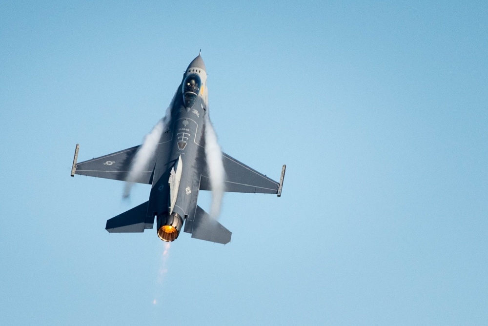 美國空軍「毒蛇」特技表演中隊進行F-16戰機表演。（圖片取自美軍DVIDS系統）