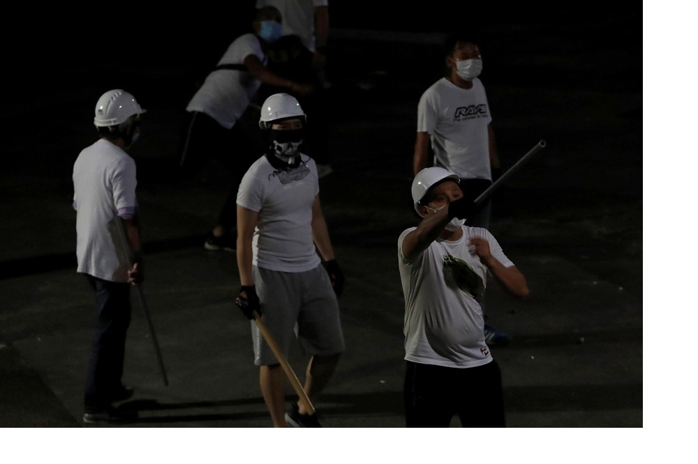 香港警察被當作磨心，又不便做「髒活」，親建制派要找力量反制示威者。長期與民主派對立的新界「江湖人士」就這樣成爲一支可以依靠的力量。（湯森路透）