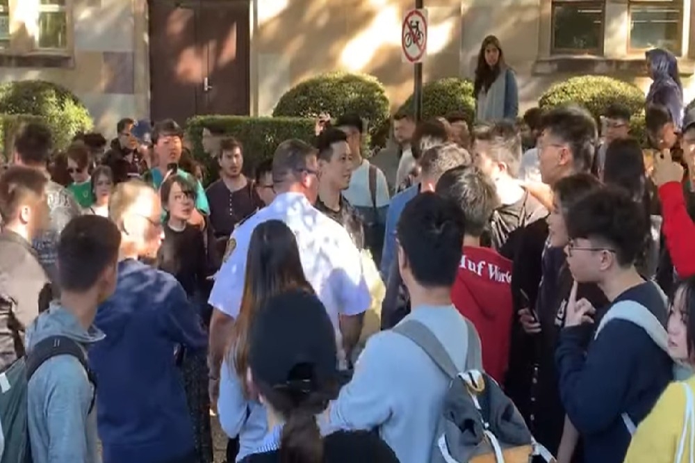 香港反送中運動延燒至澳洲昆士蘭大學，24日港生與中國學生在校內爆發肢體衝突。（翻攝自Youtube）