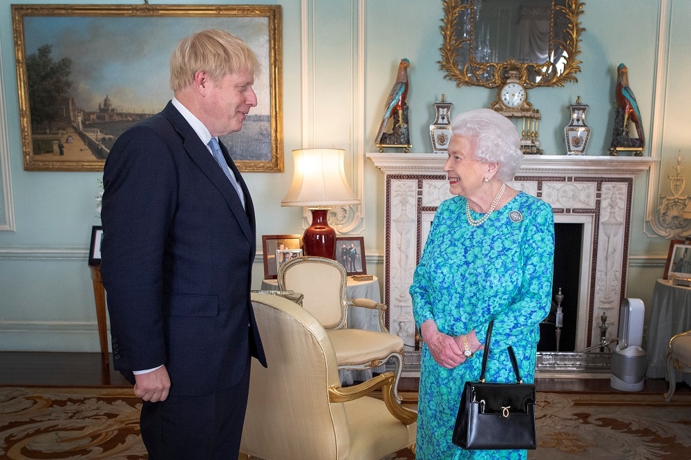 英國新任首相強森24日正式就職，受邀前往白金漢宮與英國女王見面。（湯森路透）