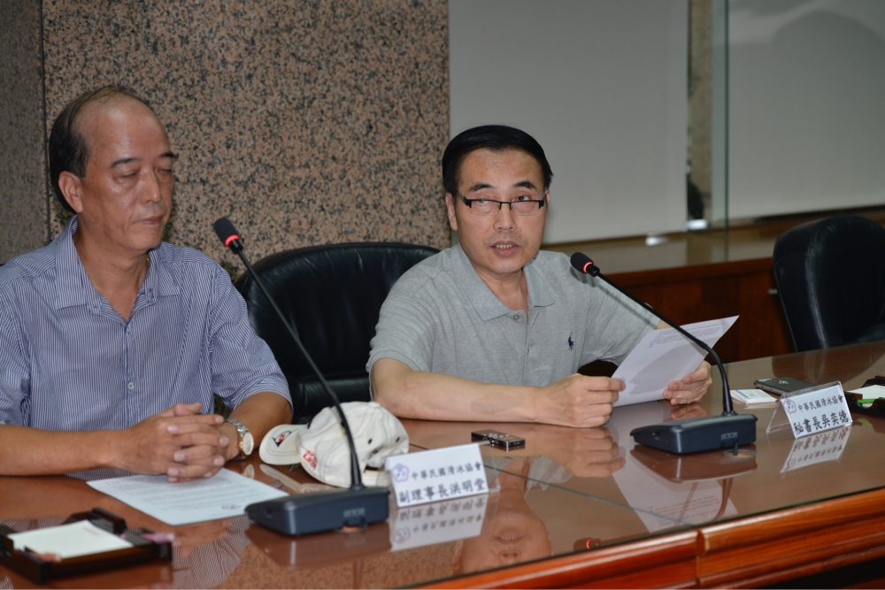 滑冰協會秘書長吳奕德（右者）表示台灣因為「隱形壓力」才被迫讓出，台灣從未主動在主辦權上讓步。（攝影：李智為）

右-吳奕德