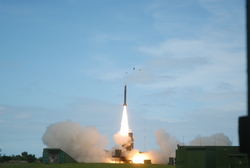 「天弓二B」短程地對地飛彈，目前國防部正著手進行更新計畫，未來是否要納入國軍年度的精準彈藥射擊科目中，國防部已進行研擬；圖為天弓二型防空飛彈。（中科院提供）