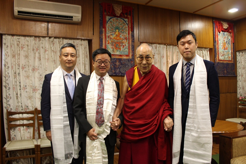 挪威西藏之聲25日發布民進黨秘書長羅文嘉（左2）拜會達賴喇嘛影片，羅文嘉提到，此次拜會是向他祝壽，「我們有共同的價值，也受到共同的威脅」。（圖片取自李問臉書）