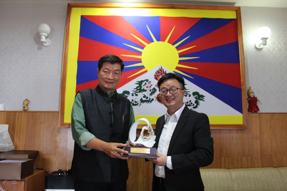  秘書長拜會藏人流亡政府司政（總理）致贈台灣藝術家作品「知心永念」。（民進黨中央黨部提供）