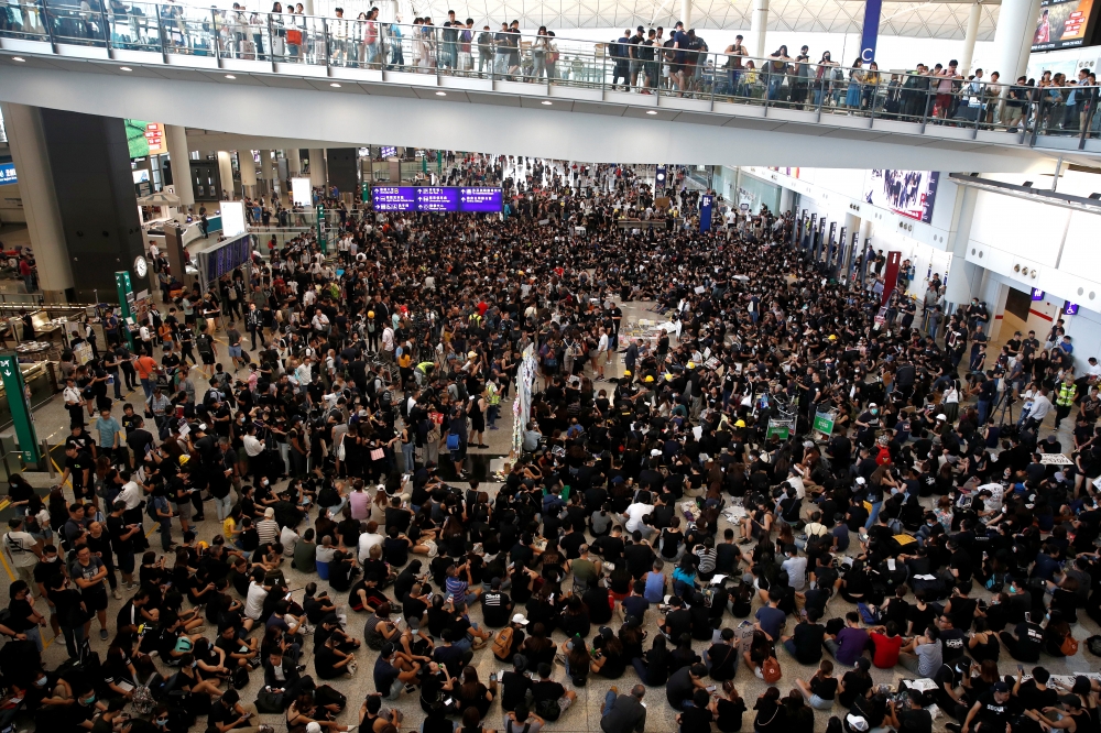 香港反送中延燒，衍生出特定人士來台求庇護情形。圖為香港國際機場26日湧進近2500人，向國際旅客宣傳反送中理念。（湯森路透）