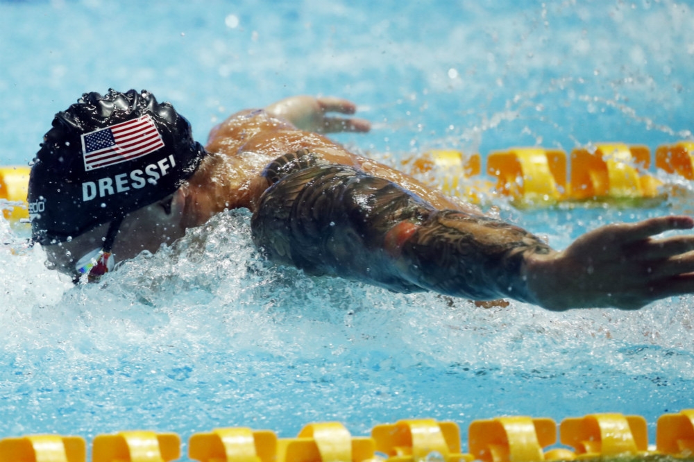 美國22歲泳將凱勒布成功打破前輩「飛魚」的100公尺蝶式世界紀錄。（湯森路透）