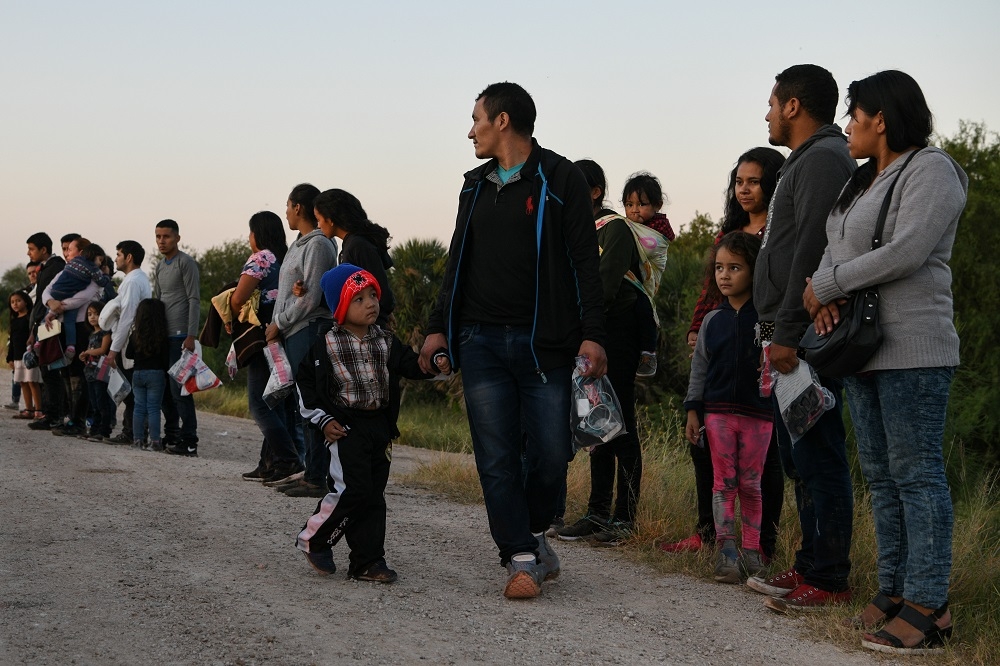 移民家庭到美國邊境尋求庇護。（湯森路透）