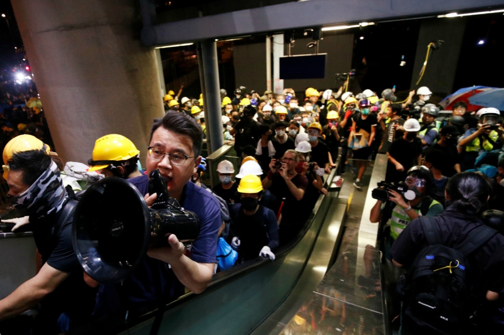 27日香港民眾上街抗議，元朗21日發生的無差別攻擊暴力事件。（湯森路透）