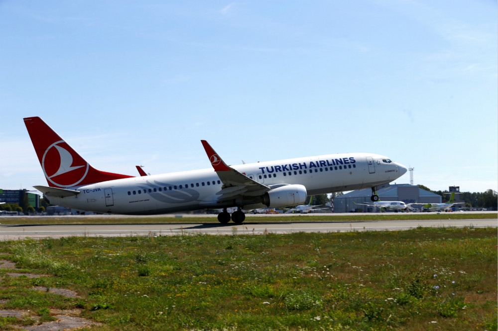 土耳其航空現役737-800型客機準備起飛。（湯森路透）
