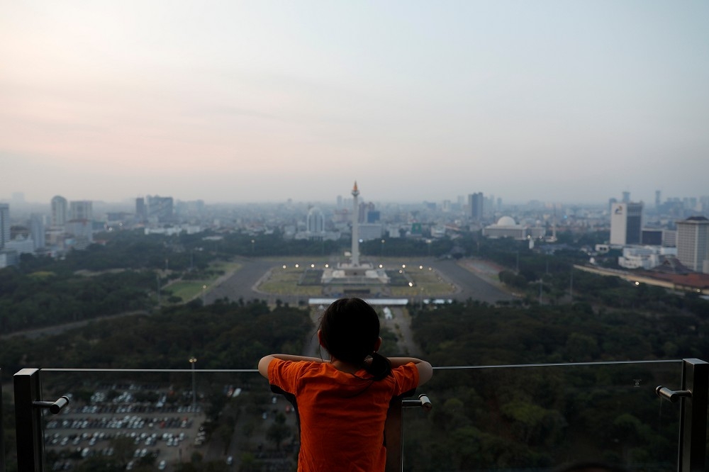 印尼首都雅加達部份區域2050年將被海水淹沒，圖為雅加達的印尼國家紀念塔。（湯森路透）