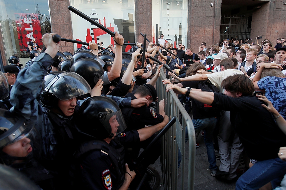 莫斯科市區27日爆發反對黨支持者抗爭，與鎮暴警察發生激烈推擠。（湯森路透）