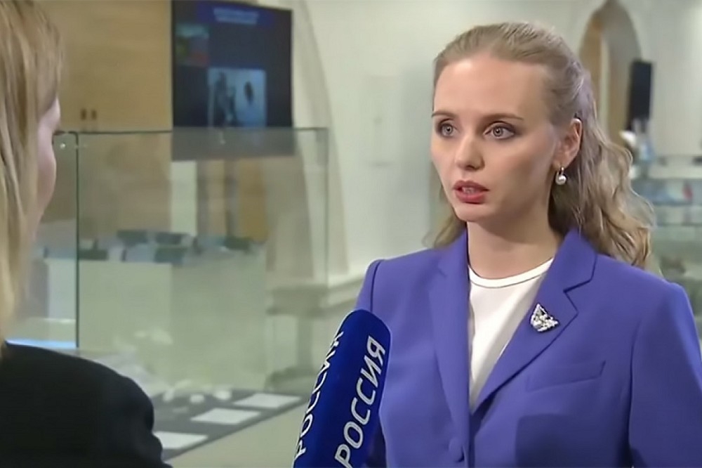 傳聞為俄羅斯總統普京的長女瑪利亞，近日罕見露面於俄羅斯電視台。（擷取自YouTube）