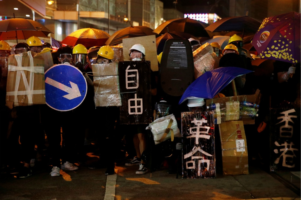 香港示威群眾持續堅守，與警方在中環對峙。（湯森路透）