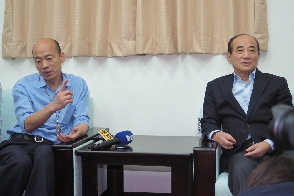 王金平（右）支持韓國瑜（左）做高雄市長，對於是否支持韓選總統，王回應，團結就是要支持中華民國。（資料照片／張家銘攝）