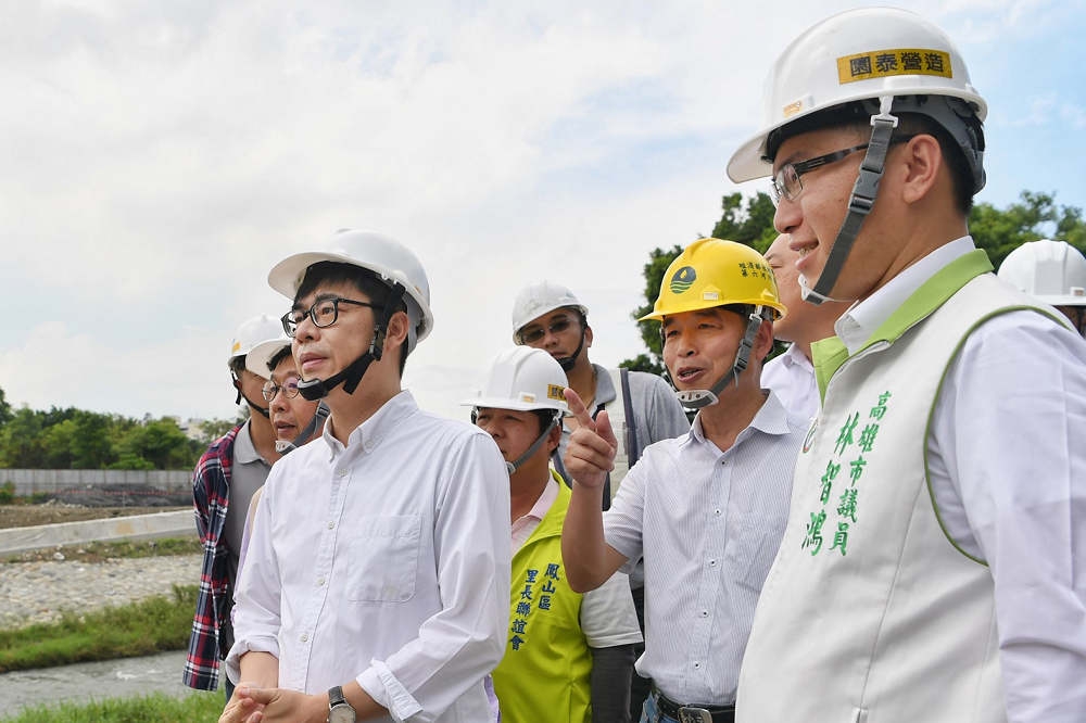 行政院副院長30日下午視察高雄、台南防汛工程進度，也祭出高雄719水災補助方案。（圖片取自陳其邁臉書）