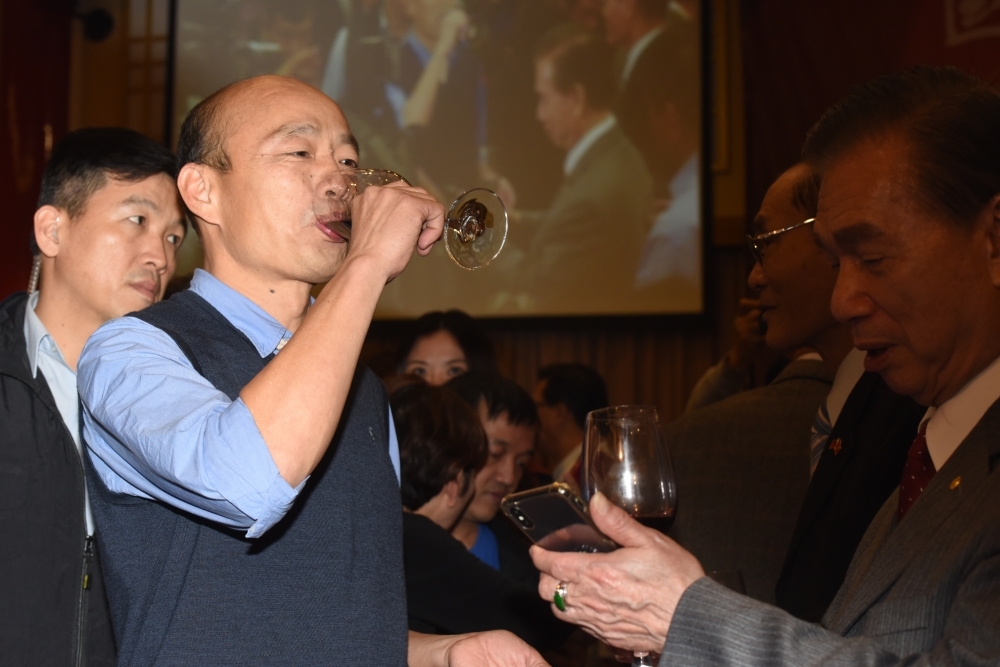 韓國瑜在宴會上經常飲酒，對此黨內大老擔心會鬧出醜聞，要求韓國瑜發誓選前不飲酒。（資料照片／鄭宇騏攝）