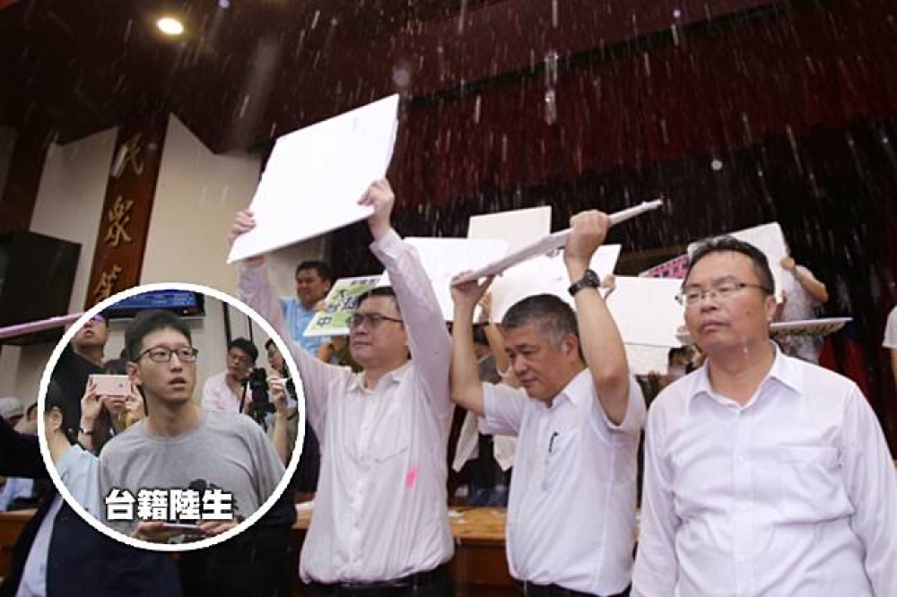 國民黨19日在立院出動「水球攻擊」，竟傳出有一位台籍在中國唸書的學生混入參戰。（合成畫面／陳育陞攝）