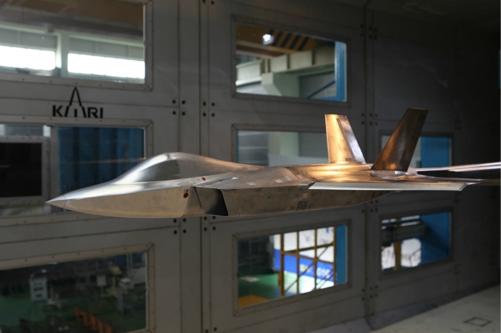 韓國航太公佈新型KF-X戰機的模型，外型極為類似美軍F-22戰機。（圖片取自韓國航太）