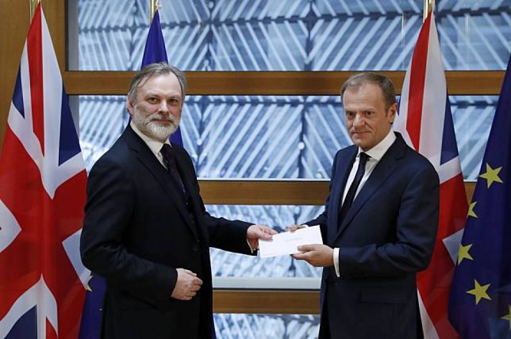 英國駐歐盟大使巴羅29日將英國啟動脫歐的信件交給歐洲理事會主席圖斯克。（湯森路透）