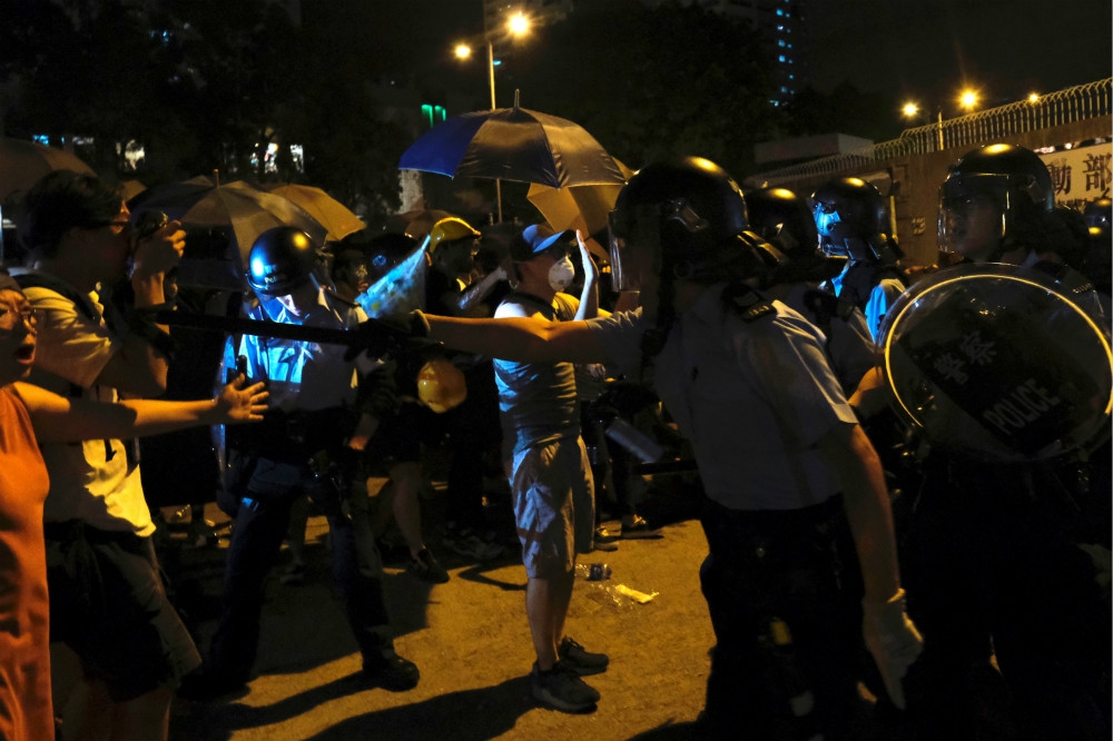 不滿港警擬起訴多名728示威被拘捕人士，大批群眾在警局外和警員發生衝突。（湯森路透）