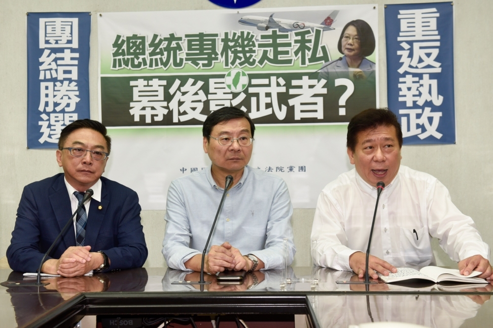 國民黨立委認為，總統府最高主管秘書處，秘書長陳菊應該要為私菸事件負起政治責任。（攝影：張哲偉）