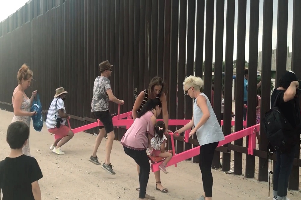 美國2名建築設計學者在美墨邊界設置「粉紅色蹺蹺板」。（湯森路透）