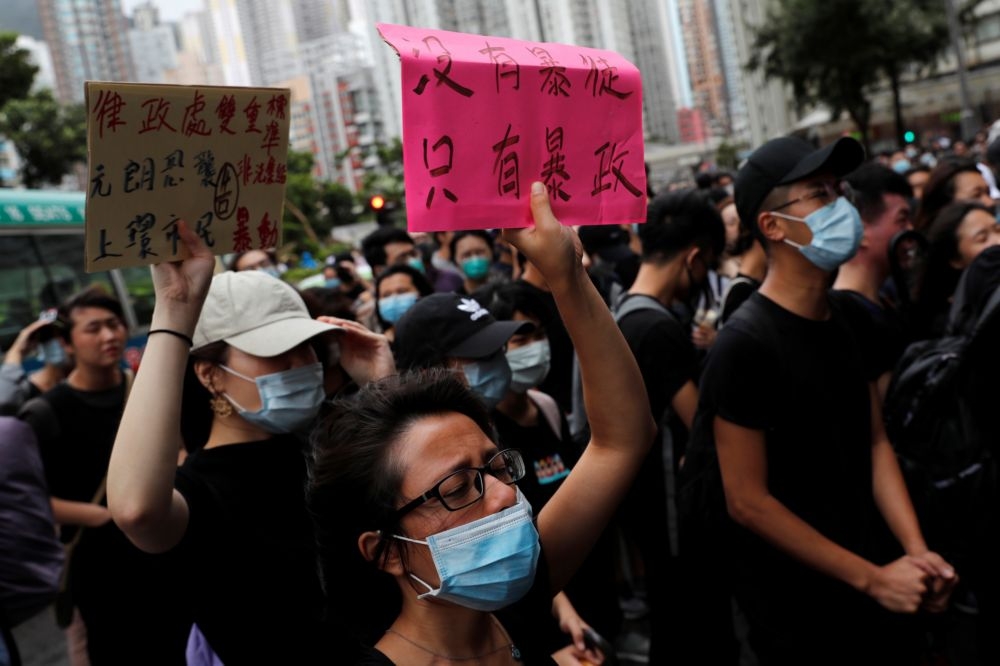 香港法院外31日上午出現聲援群眾。（湯森路透）