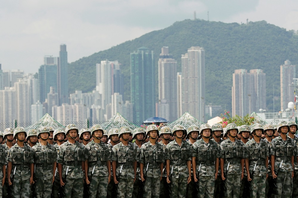 美國官員稱，中國解放軍已集結在香港邊界。（湯森路透）