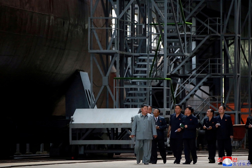 金正恩日前視察北韓最新的國造潛艦。（湯森路透）
