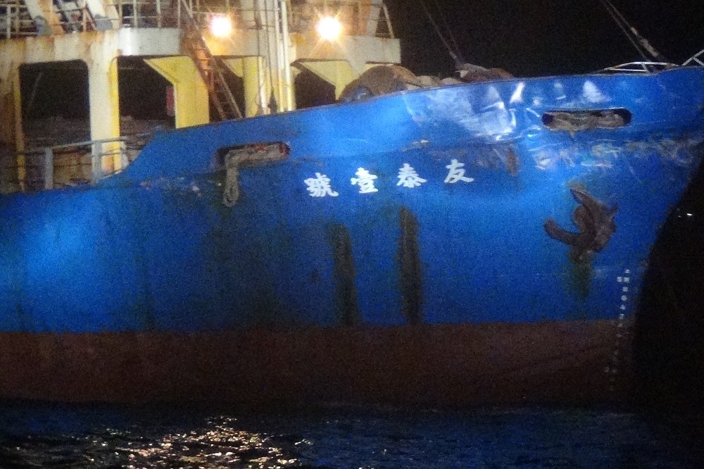 7月31日晚間傳出台灣船與疑似中國軍艦擦撞事故，中國船方表示想帶台灣船「回廈門處理」。（海巡署提供）