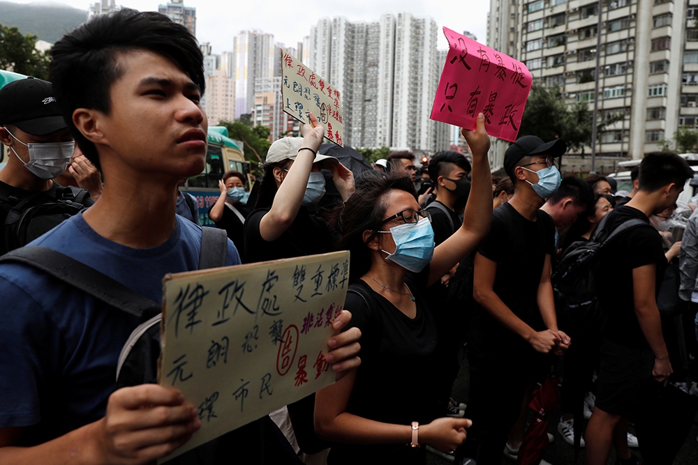 香港數百市民7月31日在法院外聲援被控「暴動罪」示威者。（湯森路透）