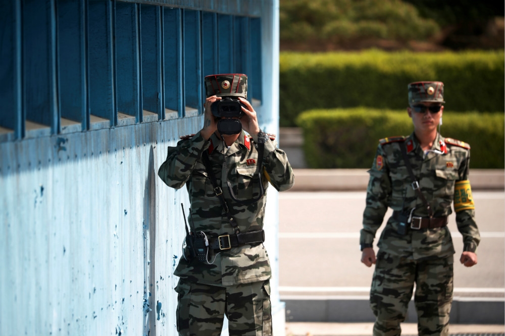 兩名駐守板門店非軍事區的北韓人民軍官兵。（湯森路透）