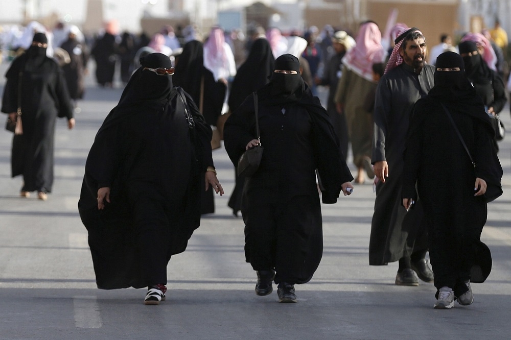 沙烏地阿拉伯婦女長期生活在男性監護人制度之下，出外旅行都需事先取得男性同意。（湯森路透）